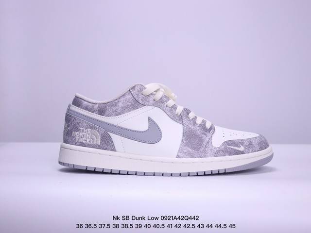 耐克 Nk Sb Dunk Low *联名 高端定制 低帮休闲运动板鞋独家版型，柔软高端皮革鞋面，棕白灰勾配色，冲击视觉的同时，带来舒适脚感体验 #定制鞋盒 大