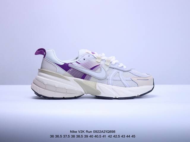 Nike V2K Run 复古单品 复古老爹鞋跑步鞋 鞋款被命名为 Runtekk 设计上借鉴了 2000 年的跑鞋风格 配色上以金属银为主调 简练又有复古运动