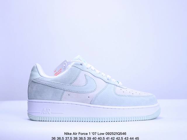 耐克 Nike Air Force 1 '07 Low 空军一号含气垫 低帮百搭厚底增高休闲运动板鞋。柔软、弹性十足的缓震性能和出色的中底设计，横跨复古与现代的