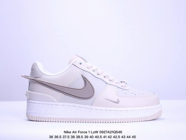 飞机勾 公司级耐克nike Air Force 1 Low 空军一号低帮百搭休闲运动板鞋。柔软、弹性十足的缓震性能和出色的中底设计，横跨复古与现代的外型结合，造