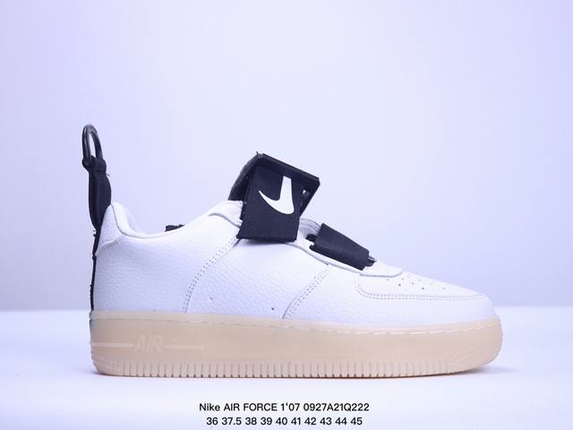 耐克nike Air Force 7 空军一号低帮百搭休闲运动板鞋。柔软、弹性十足的缓震性能和出色的中底设计，横跨复古与现代的外型结合，造就出风靡全球三十多年的