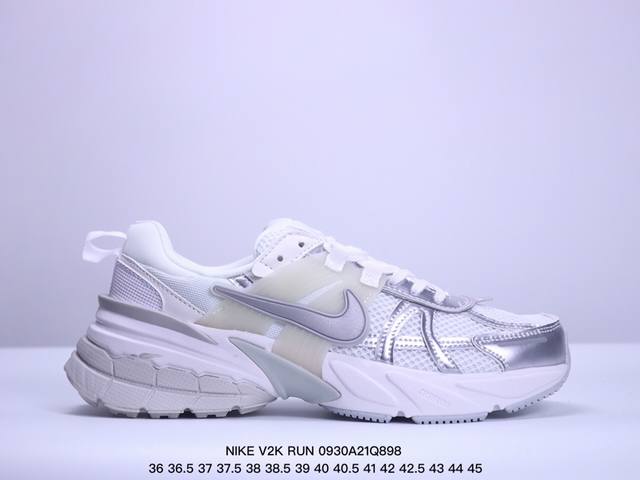 耐克nike V2K Run跑步鞋复古风潮 网面透气运动鞋 灰银紧致的鞋面材质提供良好的包裹性鞋侧 Swoosh以及鞋头部分搭配增添不少亮点的镀铬细节鞋垫上印有