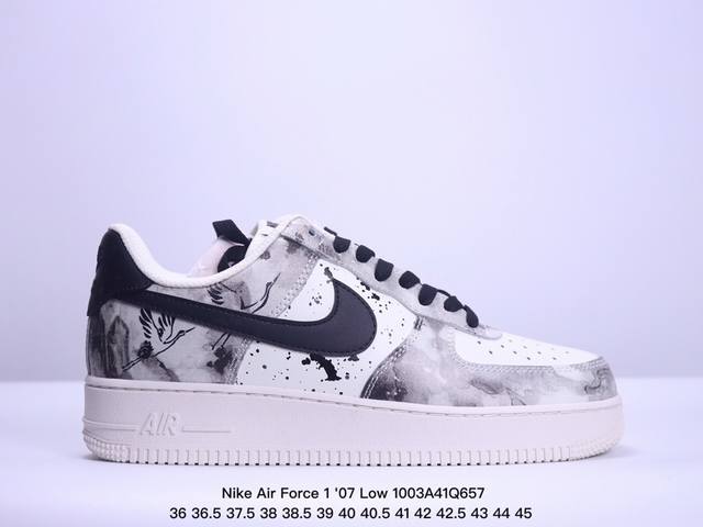 36-45公司级带半码 耐克 Nike Air Force 1 '07 Low 空军一号含气垫 低帮百搭厚底增高休闲运动板鞋。柔软、弹性十足的缓震性能和出色的中