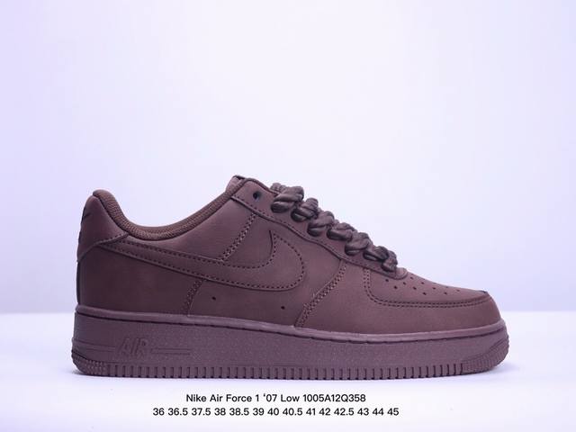 耐克nike Air Force 1'07 空军一号低帮百搭休闲运动板鞋。柔软、弹性十足的缓震性能和出色的中底设计，横跨复古与现代的外型结合，造就出风靡全球三十