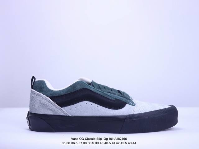 Vans Og Classic Slip-Og 酸洗复古 灰黑面包鞋 鞋款采用高锰酸钾等化学剥色 将洗后的布料制成雪花状的一种特殊工艺。酸洗图案最早起源于van