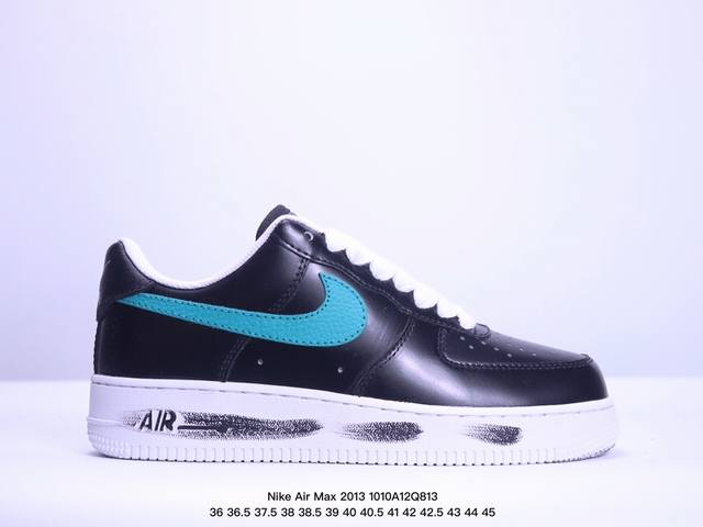 公司级nike Air Max 2013 联名气垫跑鞋 整体依旧以stussy标志性的麻布编织材质覆盖 鞋身大面积采用了网眼材质为主 并且后跟部分还带有反勾sw