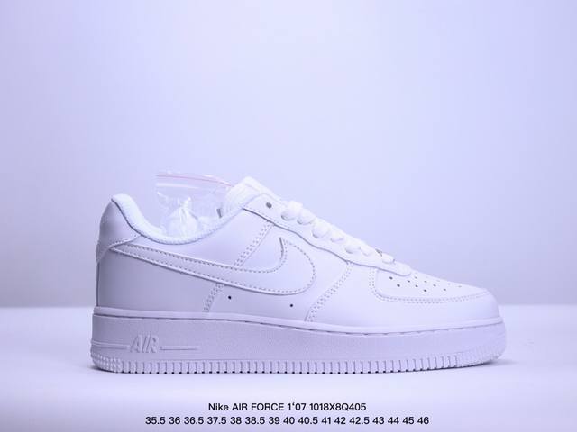 真标耐克nike Air Force 1‘07 空军一号低帮百搭休闲运动板鞋。柔软、弹性十足的缓震性能和出色的中底设计，横跨复古与现代的外型结合，造就出风靡全球