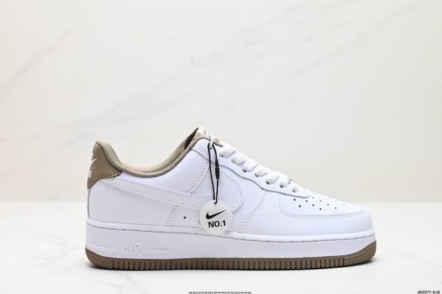 公司级耐克Nike AIR FORCE 1‘07 空军一号低帮百搭休闲运动板鞋。柔软、弹性十足的缓震性能和出色的中底设计，横跨复古与现代的外型结合，造就出风靡全