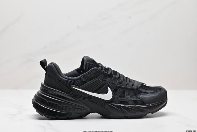 公司级耐克NIKE V2K RUN跑步鞋复古风潮 网面透气运动鞋 灰银紧致的鞋面材质提供良好的包裹性鞋侧 Swoosh以及鞋头部分搭配增添不少亮点的镀铬细节鞋垫