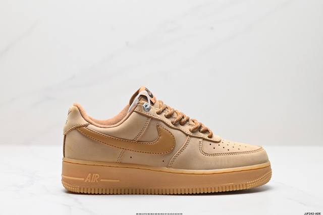 真标耐克Nike AIR FORCE 1‘07 空军一号低帮百搭休闲运动板鞋。柔软、弹性十足的缓震性能和出色的中底设计，横跨复古与现代的外型结合造就出风靡全球三