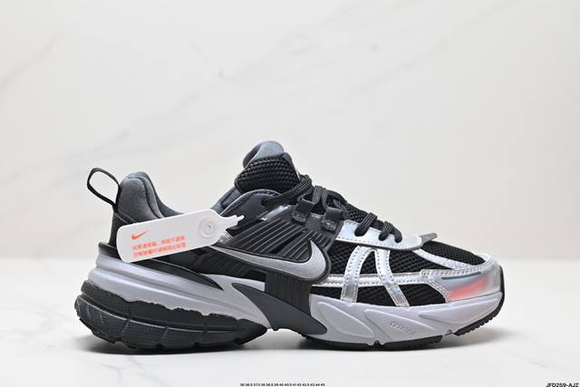 公司级耐克NIKE V2K RUN跑步鞋复古风潮 网面透气运动鞋 灰银紧致的鞋面材质提供良好的包裹性鞋侧 Swoosh以及鞋头部分搭配增添不少亮点的镀铬细节鞋垫