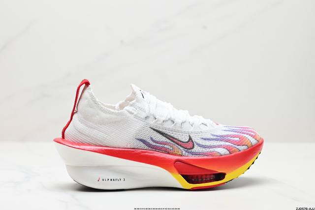 公司级新品发布 Nike Air Zoom Alphafly NEXT%3 整体采用前作的设计语言，并且对后者的细节进行升级，马拉松和长距离路跑的性能极限设计而