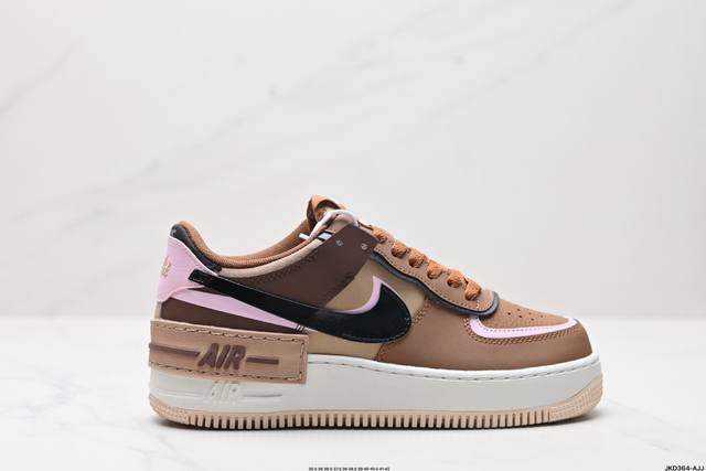 公司级Nike WMNS Air Force 1 Shadow 马卡龙军空一号轻增量高低帮搭百板鞋。为典经设计注玩入味元素。 分层构结、大加中及底双重品牌标志，