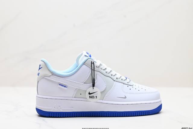 公司级耐克Nike AIR FORCE 1‘07 空军一号低帮百搭休闲运动板鞋。柔软、弹性十足的缓震性能和出色的中底设计，横跨复古与现代的外型结合，造就出风靡全