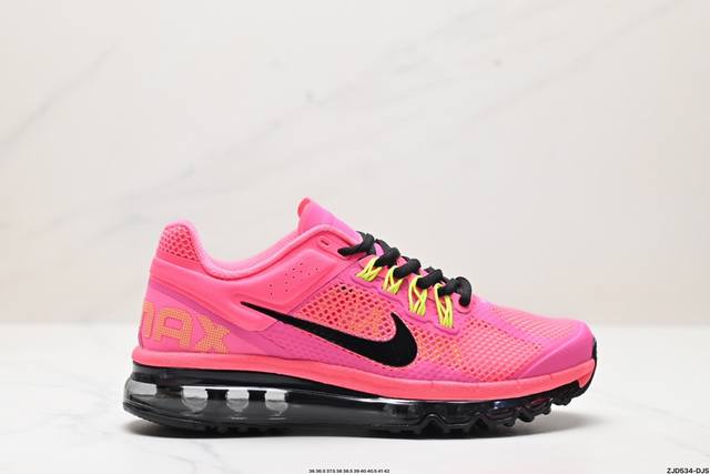 公司级Nike Air Max 2013 联名气垫跑鞋 整体依旧以Stussy标志性的麻布编织材质覆盖 鞋身大面积采用了网眼材质为主 并且后跟部分还带有反勾Sw