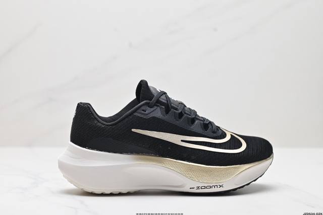 公司级Nk Zoom Fly 5超轻休闲缓震碳板跑步鞋 外围搭載轻量级SR02泡棉载体.鞋面采用轻盈网眼设计.鞋垫与原厂一致采用zoomX粘接而成. 货号:DM