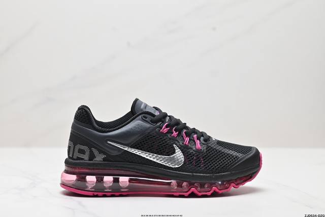 公司级Nike Air Max 2013 联名气垫跑鞋 整体依旧以Stussy标志性的麻布编织材质覆盖 鞋身大面积采用了网眼材质为主 并且后跟部分还带有反勾Sw