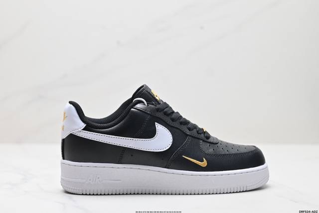 真标耐克Nike AIR FORCE 1‘07 空军一号低帮百搭休闲运动板鞋。柔软、弹性十足的缓震性能和出色的中底设计，横跨复古与现代的外型结合，造就出风靡全球