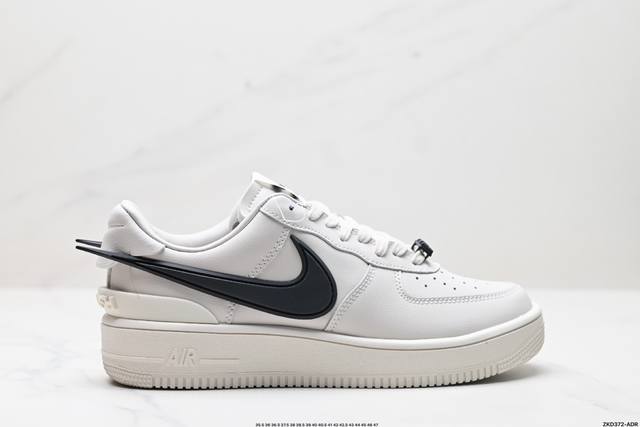 公司级Ambush x Nk Air Force 1‘07 Low ”Phantom“ 联名款 空军一号低帮休闲板鞋 #鞋款鞋身以及内衬均采用了纯色皮革打造，标