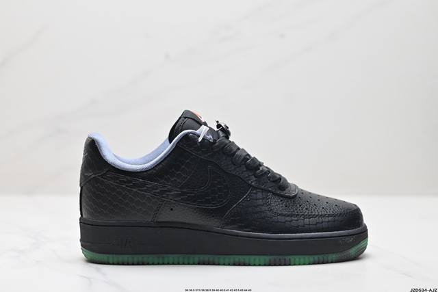 公司级耐克Nike Air Force 1 Low 空军一号低帮百搭休闲运动板鞋。柔软、弹性十足的缓震性能和出色的中底设计，横跨复古与现代的外型结合，造就出风靡