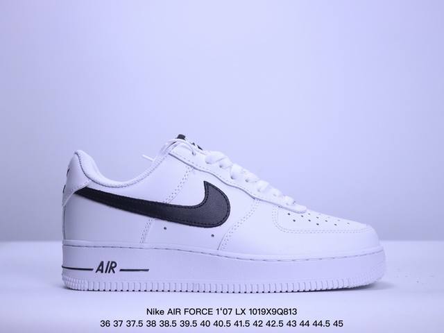 真标耐克Nike AIR FORCE 1‘07 LX 空军一号低帮百搭休闲运动板鞋。柔软、弹性十足的缓震性能和出色的中底设计，横跨复古与现代的外型结合，造就出风