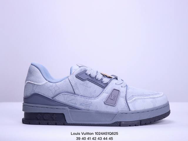 Louis Vuitton Trainer Sneaker 路易威登低帮休闲鞋 艺术总监 Virgil Abloh 设计的路易威登手写标识则于侧面彰显品牌格调.