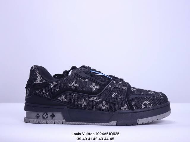 Louis Vuitton Trainer Sneaker 路易威登低帮休闲鞋 艺术总监 Virgil Abloh 设计的路易威登手写标识则于侧面彰显品牌格调.