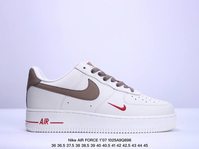 真标耐克Nike AIR FORCE 1‘07 空军一号低帮百搭休闲运动板鞋。柔软、弹性十足的缓震性能和出色的中底设计，横跨复古与现代的外型结合，造就出风靡全球