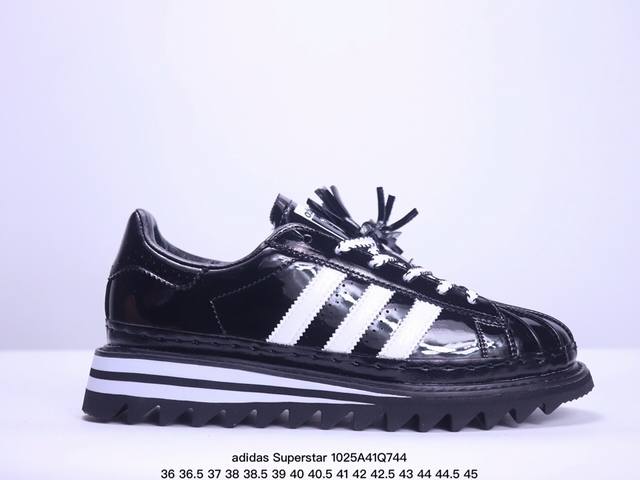 Ad Originals Superstar ”White“联名款贝壳头板鞋 鞋身整体以ad经典的”Superstar“为蓝本设计，将标志性的贝壳头重新演绎，鞋