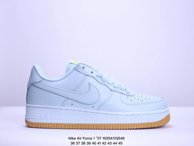 耐克 Nike Air Force 1 ’07 空军一号低帮百搭休闲运动板鞋。柔软、弹性十足的缓震性能和出色的中底设计，横跨复古与现代的外型结合，造就出风靡全球