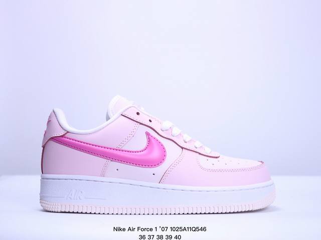 耐克 Nike Air Force 1 ’07 空军一号低帮百搭休闲运动板鞋。柔软、弹性十足的缓震性能和出色的中底设计，横跨复古与现代的外型结合，造就出风靡全球