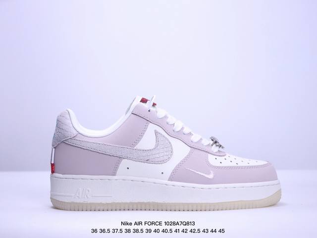 公司级耐克Nike AIR FORCE 1‘07 空军一号低帮百搭休闲运动板鞋。柔软、弹性十足的缓震性能和出色的中底设计，横跨复古与现代的外型结合，造就出风靡全