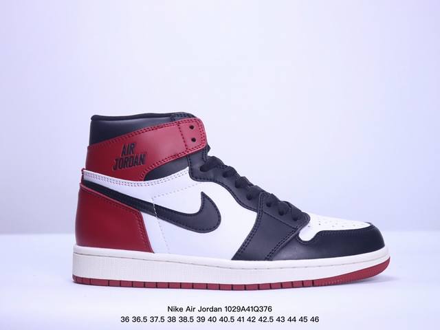 耐克 男女同款运动板鞋 Nike Air Jordan 1 Retro High OG 乔丹一代aj1 乔1 AJ1 篮球鞋复刻运动鞋。皮面高帮板鞋的设计灵感源