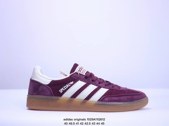 公司级adidas originals Gazelle Indoor 褐色 此款鞋延续了橡胶外底和经典款式的传统。优质绒面革鞋面和标志性的3条纹采用明亮的对比色