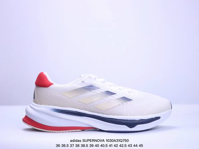 adidas Supernova 超级跑鞋 DREAMSTRIKE+ 中底科技精准调校的泡棉密度平衡柔弹性与支撑性，保证优异舒适的脚感枕形设柔软织物包裹提供稳固