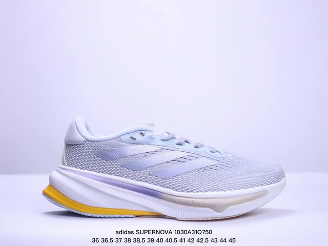 adidas Supernova 超级跑鞋 DREAMSTRIKE+ 中底科技精准调校的泡棉密度平衡柔弹性与支撑性，保证优异舒适的脚感枕形设柔软织物包裹提供稳固