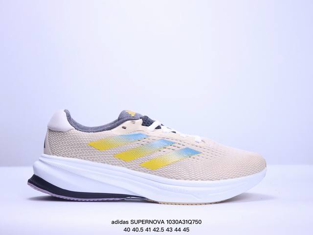 adidas Supernova 超级跑鞋 DREAMSTRIKE+ 中底科技精准调校的泡棉密度平衡柔弹性与支撑性，保证优异舒适的脚感枕形设柔软织物包裹提供稳固