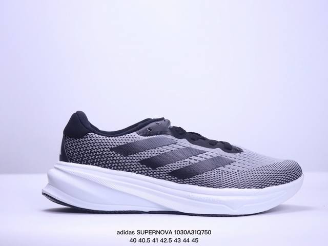 adidas Supernova 超级跑鞋 DREAMSTRIKE+ 中底科技精准调校的泡棉密度平衡柔弹性与支撑性，保证优异舒适的脚感枕形设柔软织物包裹提供稳固