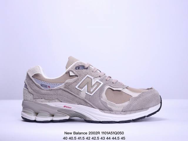 公司级New Balance 2002R 跑鞋 沿袭了面世之初的经典科技，以 ENCAP 中底配以升级版 N-ERGY 缓震物料。鞋面则采用特色的柔软麂皮搭以