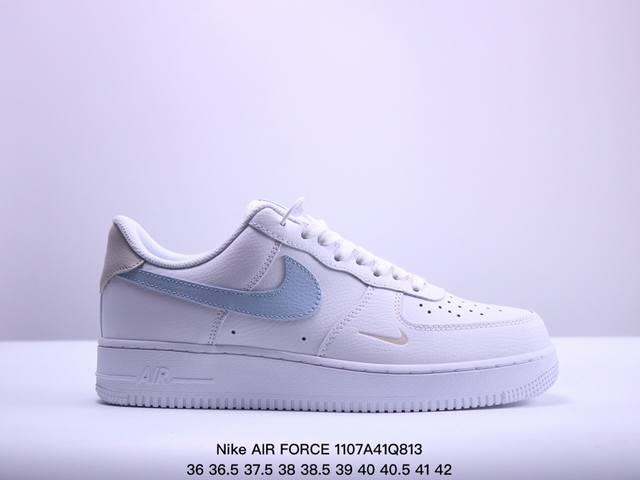 公司级耐克Nike AIR FORCE 7 空军一号低帮百搭休闲运动板鞋。柔软、弹性十足的缓震性能和出色的中底设计，横跨复古与现代的外型结合，造就出风靡全球三十