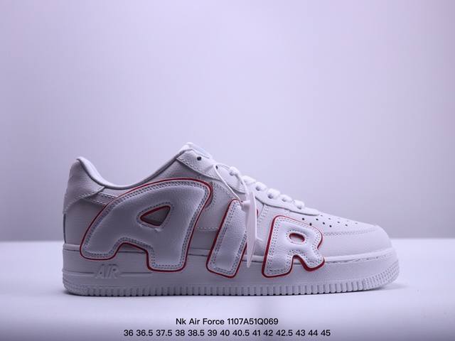 耐克 Nk Air Force 7 Low 联名款 3M反光 空军一号低帮休闲板鞋 ，鞋款鞋身以一袭浅绿色为主调，搭配皮革材质打造。外侧分别饰有 SUN 以及