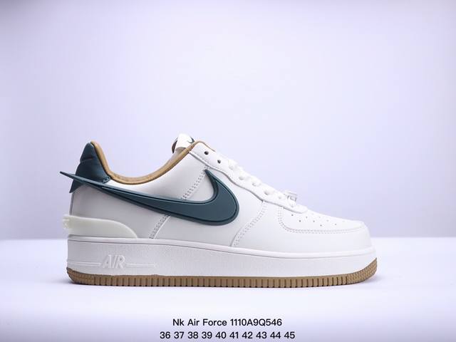 耐克 空军一号 AF1 低帮休闲板鞋 Ambush x Nk Air Force 1'07 Low SP 空军一号联名标志性的Swoosh延伸至鞋跟之外，鞋舌和