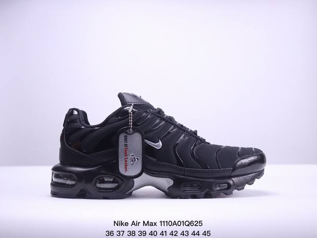 真标耐克 Nike Air Max Plus是Nike旗下另类鞋款的代表，TN 它诞生于1996年，是第一款使用TunedAir气垫的跑鞋，其特点就在于实现各气