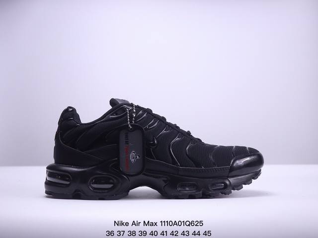 真标耐克 Nike Air Max Plus是Nike旗下另类鞋款的代表，TN 它诞生于1996年，是第一款使用TunedAir气垫的跑鞋，其特点就在于实现各气