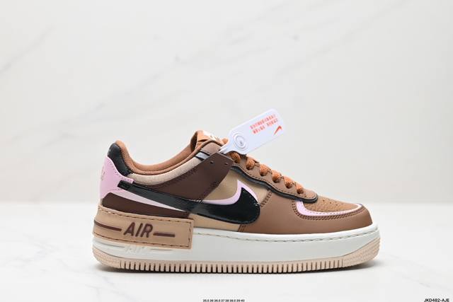 公司级nike Wmns Air Force 1 Shadow 马卡龙军空一号轻增量高低帮搭百板鞋。为典经设计注玩入味元素。 分层构结、大加中及底双重品牌标志，