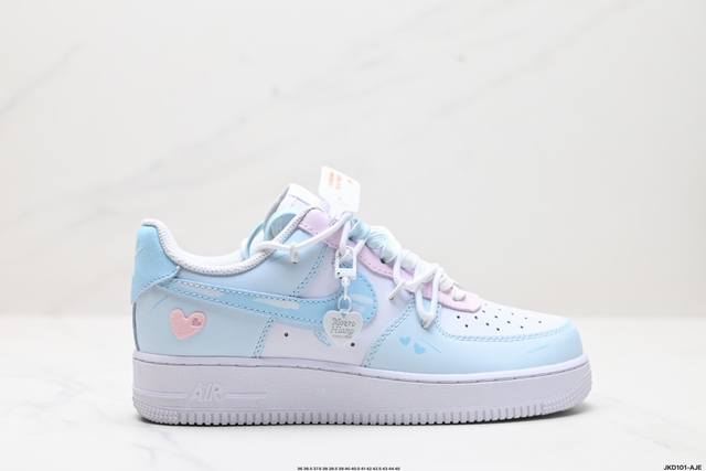 公司级耐克nike Air Force 1‘07空军一号低帮百搭休闲运动板鞋。柔软、弹性十足的缓震性能和出色的中底设计，横跨复古与现代的外型结合，造就出风靡全球