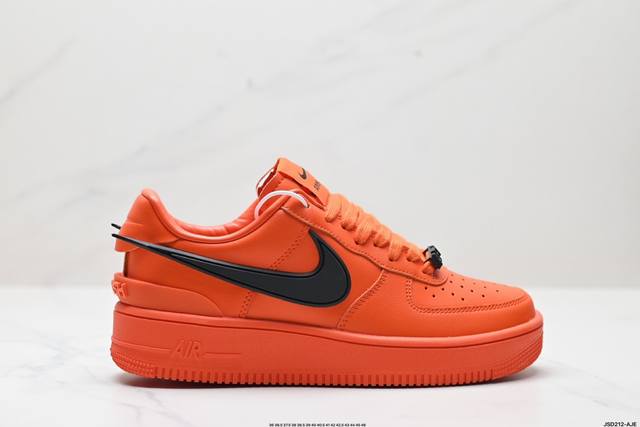 公司级ambush X Nk Air Force 1‘07 Low ”Phantom“ 联名款 空军一号低帮休闲板鞋 #鞋款鞋身以及内衬均采用了纯色皮革打造，标