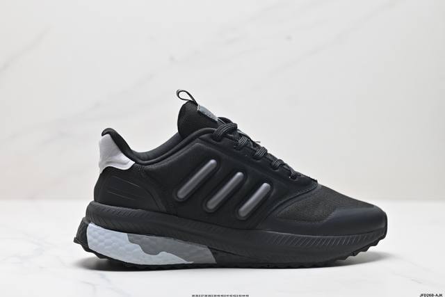 公司级阿迪adidas X_Plrphase 外底延续 Boost 系列鞋款经典的镂空设计，为了加强中底抗扭刚性，Adidas 在两层 Boost 之间加入 T