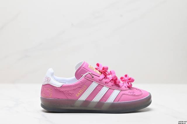 公司级adidas Originals Gazelle Indoor 阿迪达斯 低帮 草莓熊 这款经典鞋，忠于原版设计，鞋面整体以紫色麂皮呈现，侧边经典白色皮革