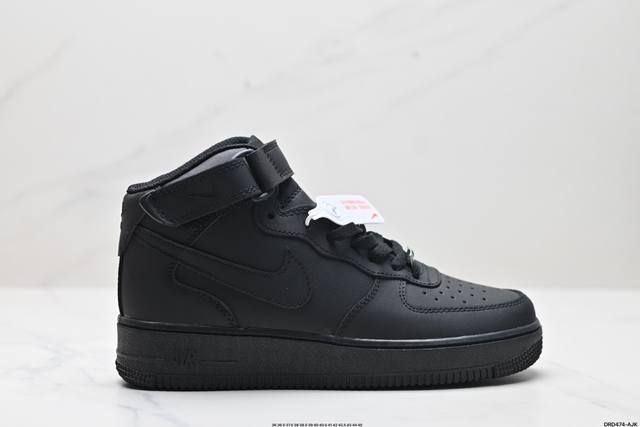 真标耐克nike Air Force 1 Mid 07 空军一号中帮百搭休闲运动板鞋。柔软、弹性十足的缓震性能和出色的中底设计，横跨复古与现代的外型结合，造就出